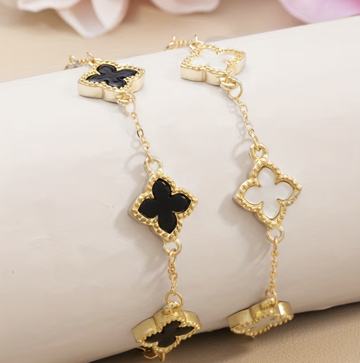 Trèfle Clover Bracelet in Onyx & Pearl