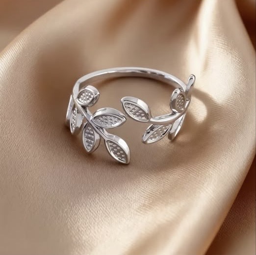 Feuille Olive Leaf Ring in Silver